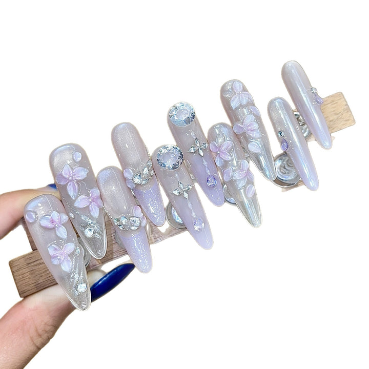 Kunstnägel mit Filigranem Blumendesign und Glitzerakzenten Karnz
