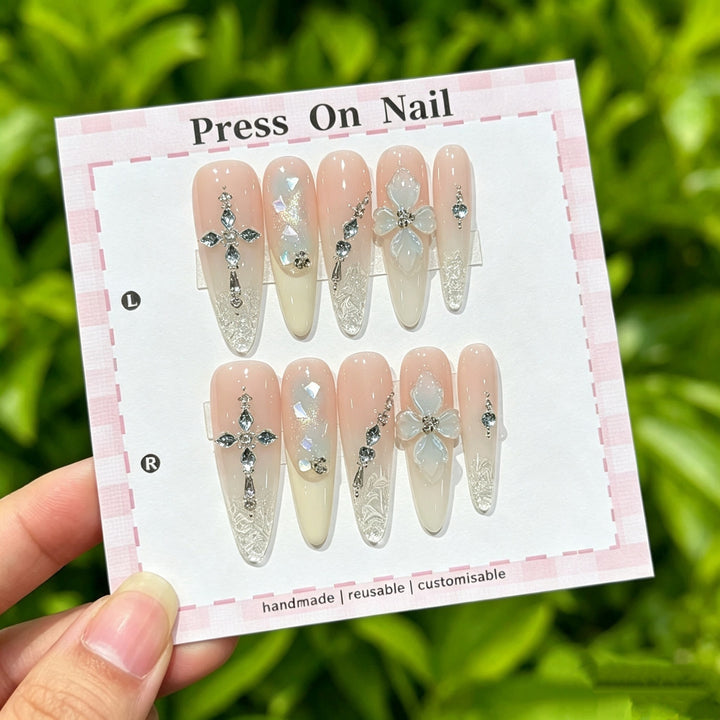 Glamourös Press-On Nagelkunst Set mit dekorativen Strasssteinen