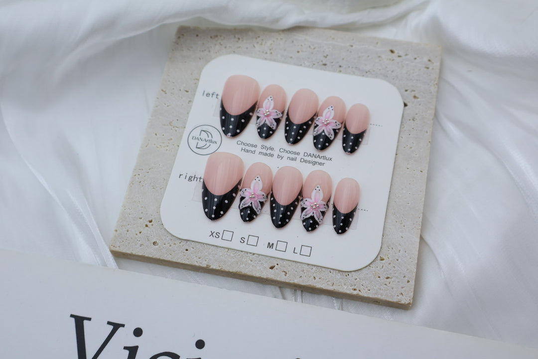 Künstlerisches Press-On Nagel Set mit floralem Design Karnz