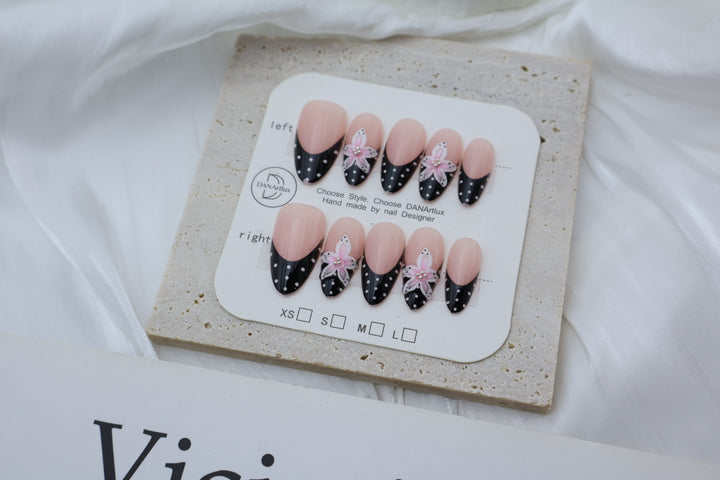 Künstlerisches Press-On Nagel Set mit floralem Design Karnz
