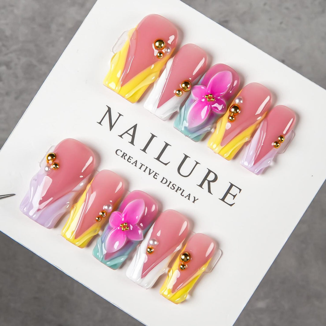 Künstlerisches Florales Press-On Nageldesign