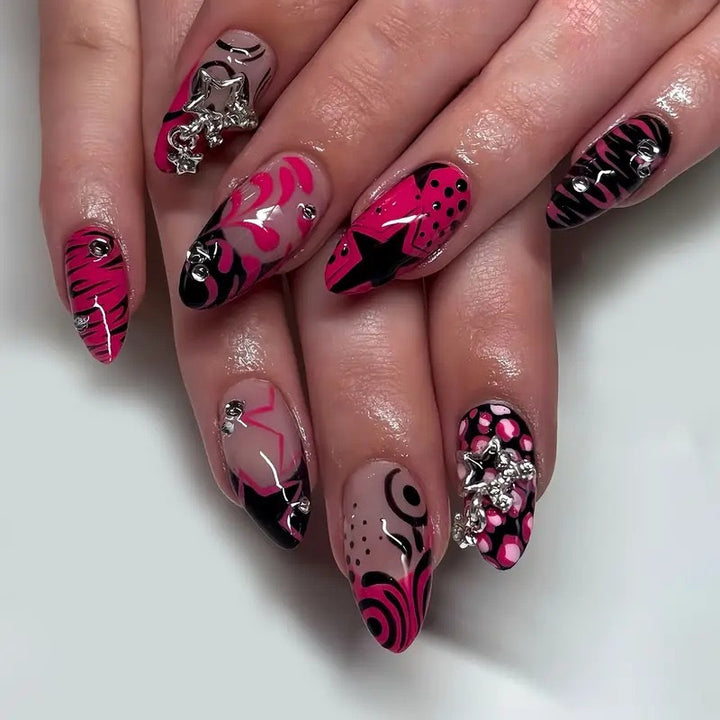 Dekorative Stiletto Press-On Nagelkunst mit floralen Akzenten Karnz