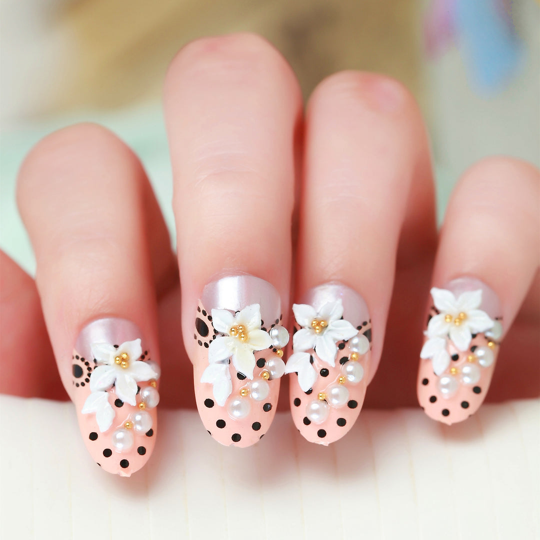 Kunstnägel mit elegantem Blumen- und Strassdesign Karnz