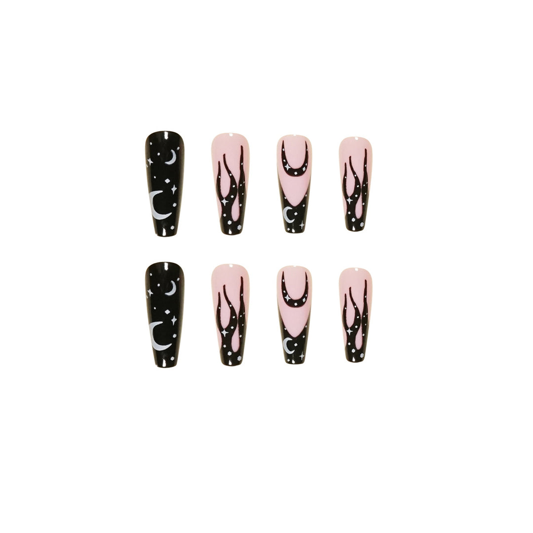 Kunstvolle Nagelverlängerungen mit kreativem Design und glitzernden Akzenten Karnz