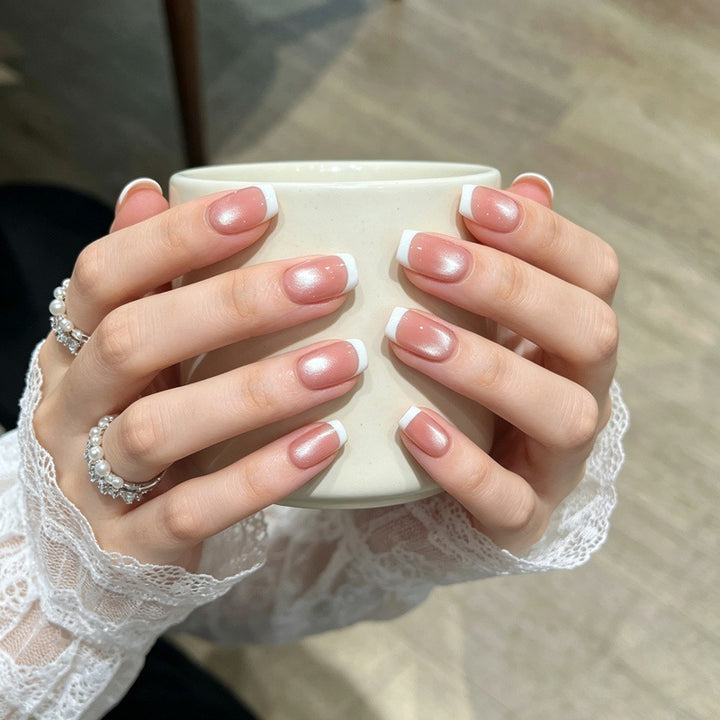 Künstlerisches Nageldesign mit dekorativen Elementen Karnz