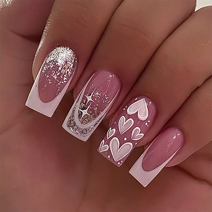 Kunstvolle Nagelverlängerungen mit modernem Glitzer-Design und Herzakzenten Karnz