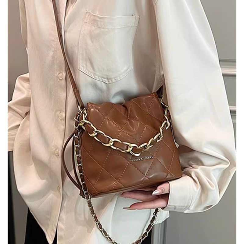 Gepolsterte Mini Eimer-Handtasche Karnz