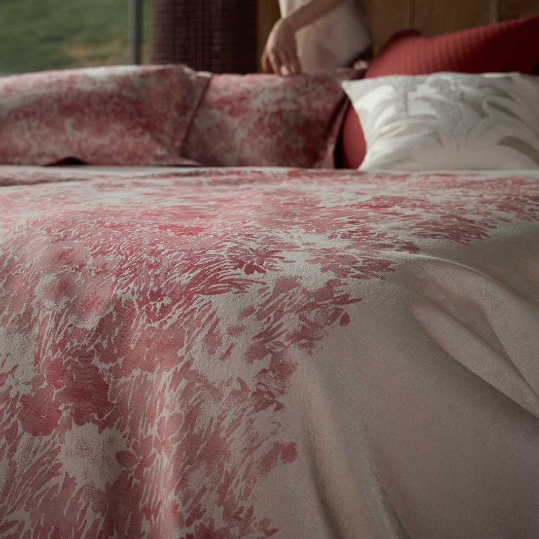 Bettwäschegarnitur aus Baumwollsatin mit floraler Jacquard-Tagesdecke und Kissenbezügen
