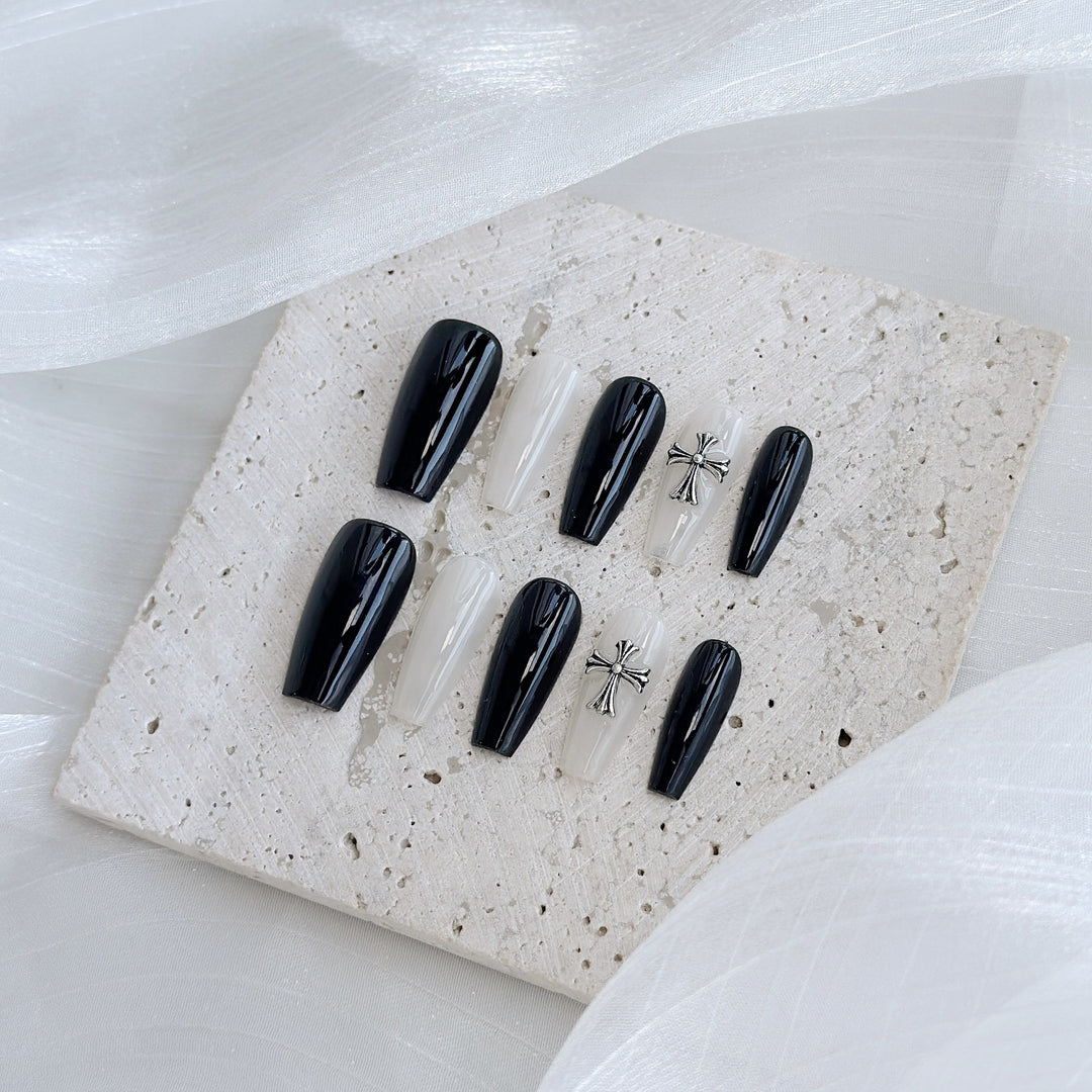 Elegantes Press-On-Nagelset mit einzigartigem Kreuzdesign