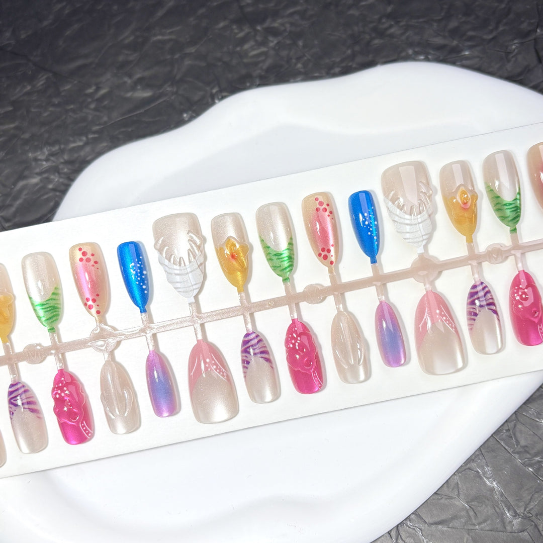Künstlerisches Press-On Nagelset mit lebhaften Designs