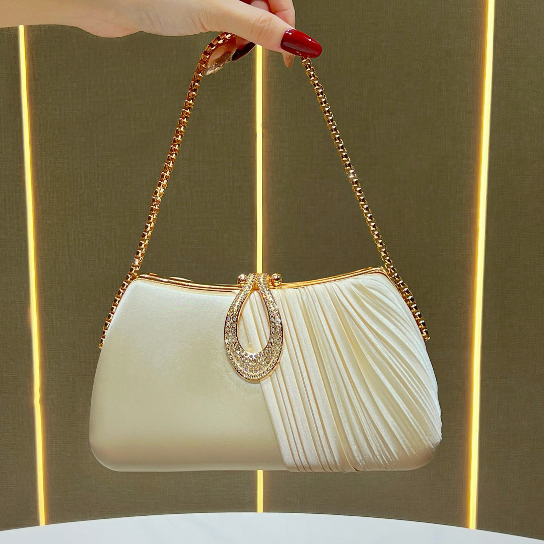 Plissierte Abendtasche mit dekorativer Kette