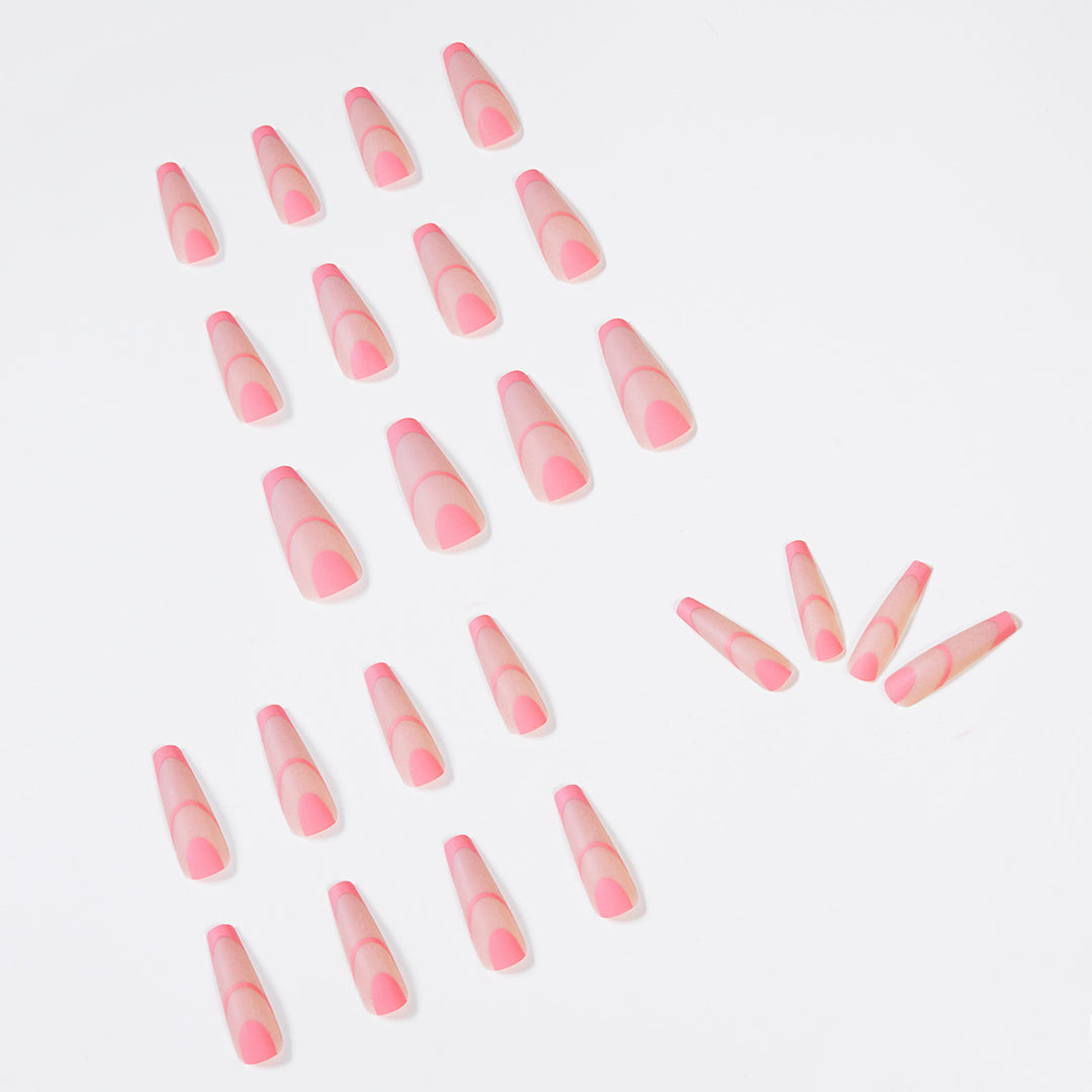 Kreative Nagelkunst mit geometrischem Design Karnz