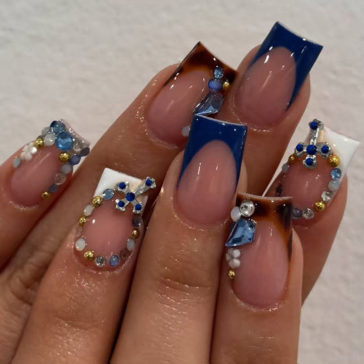 Kunstnagelset mit eleganten Steinverzierungen und modernen Akzenten Karnz