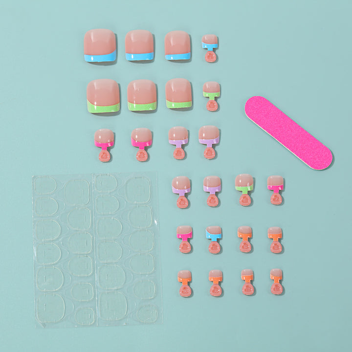 Kreatives Nagelset mit bunten Kunstnägeln Karnz