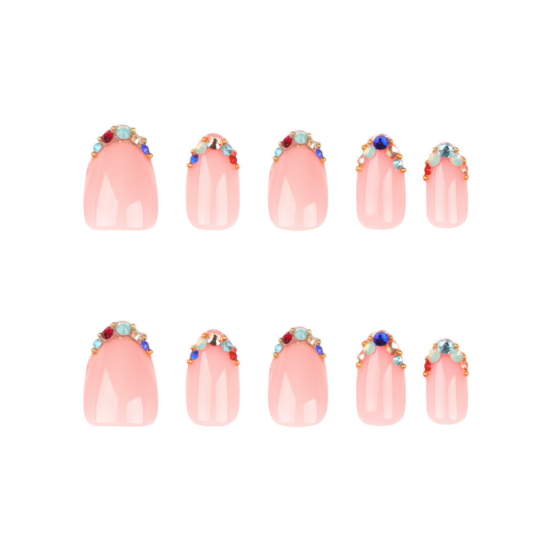 Kunstvolle Nagelkunst mit glamourösen Strassverzierungen Karnz
