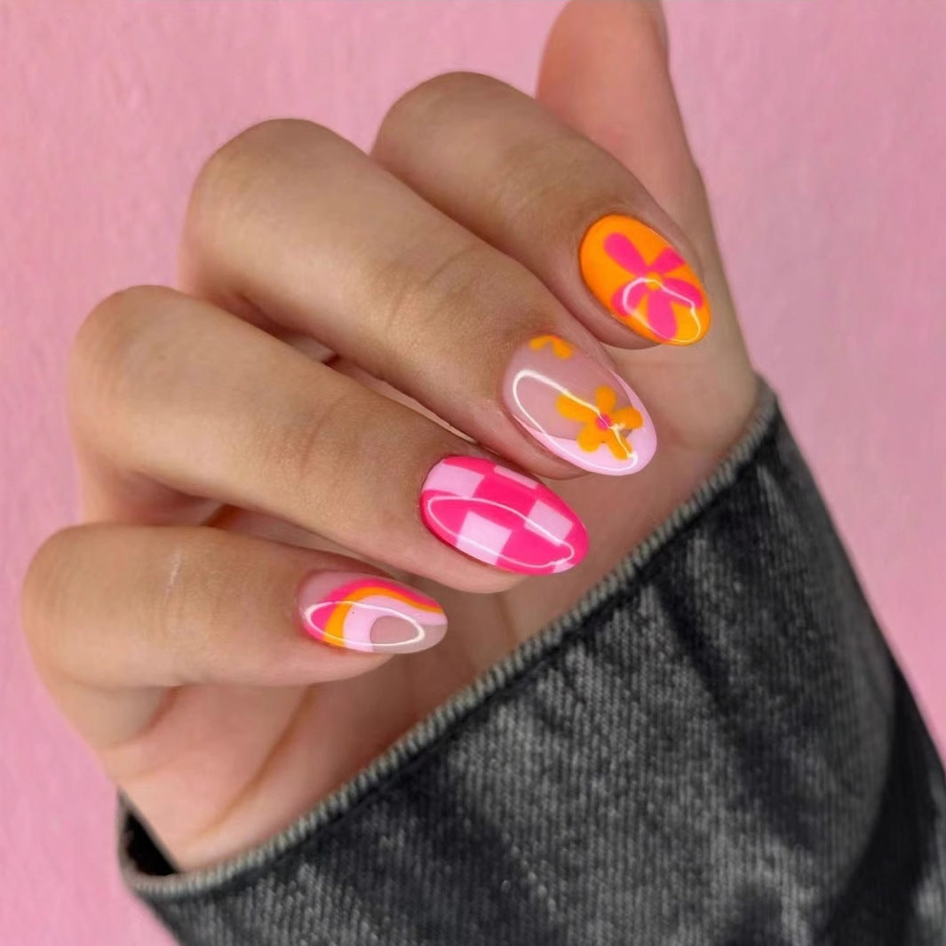 Kreatives Kunstnagelset mit lebendigen Mustern Karnz