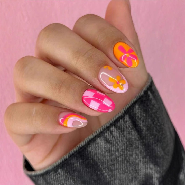 Kreatives Kunstnagelset mit lebendigen Mustern Karnz
