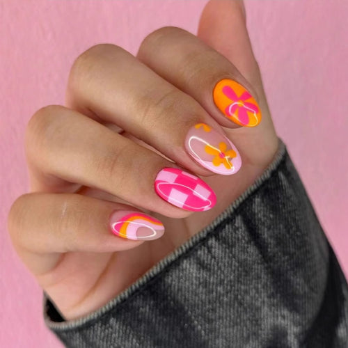 Kreatives Kunstnagelset mit lebendigen Mustern Karnz