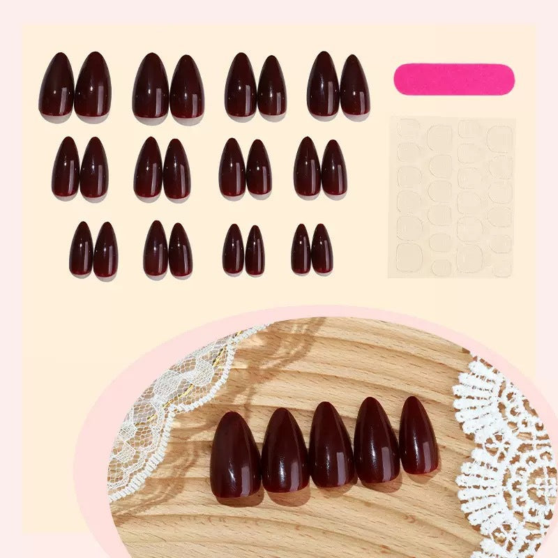 Kunstnagelset mit eleganten spitzen Akzenten Karnz