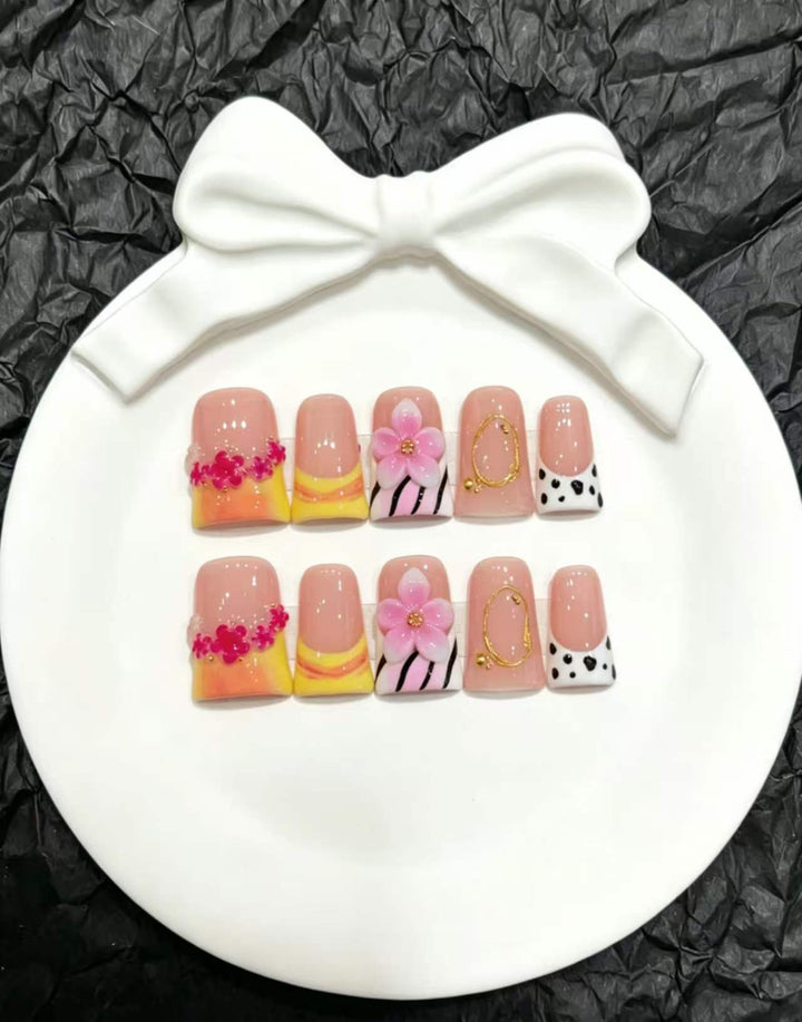 Dekoratives Press-On Nail Art Set mit floralen und Insektenakzenten