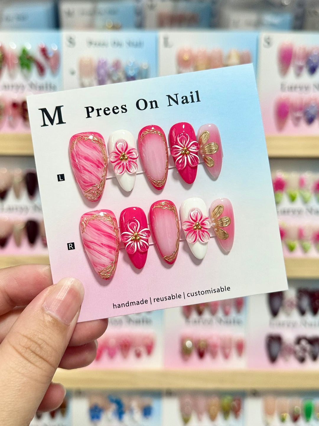 Künstlerisches Press-On-Nagel-Set mit floralen und grünen Akzenten