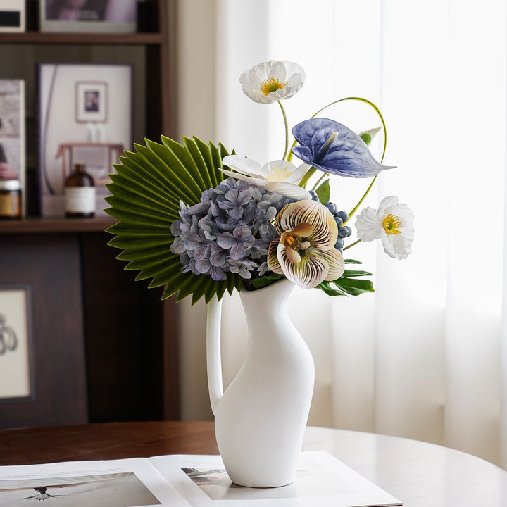Stylische künstliche Blumenarrangement