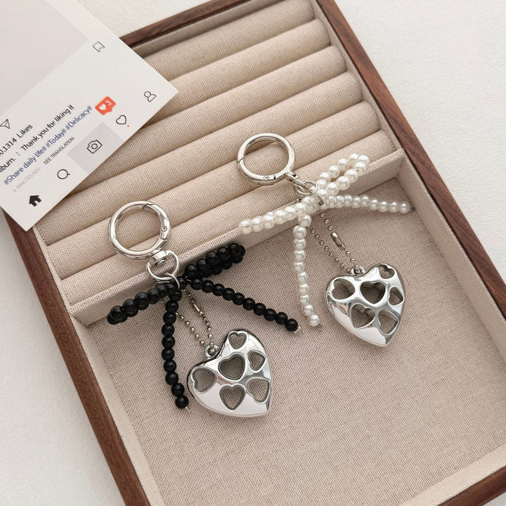 Herzförmiger Charm-Schlüsselanhänger mit Perlen-Schleife Karnz