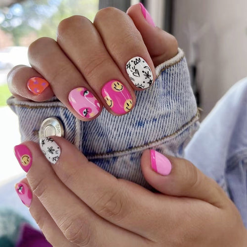 Künstlerisches Press-On Nagelkunst Set mit verspielten Designs Karnz