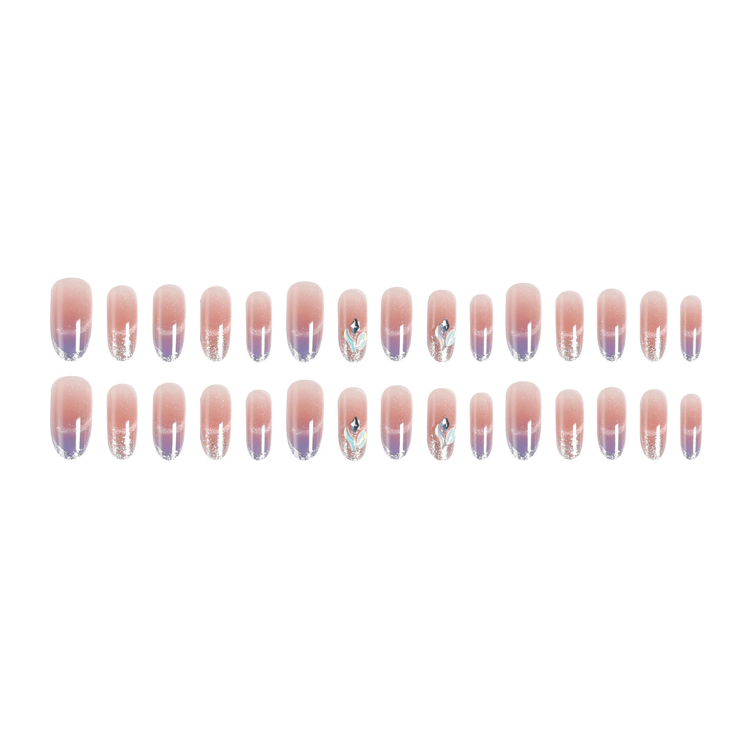 Kunstnagelset mit elegantem Glitzereffekt und verschönerten Applikationen Karnz