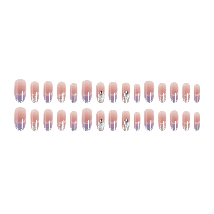 Kunstnagelset mit elegantem Glitzereffekt und verschönerten Applikationen Karnz