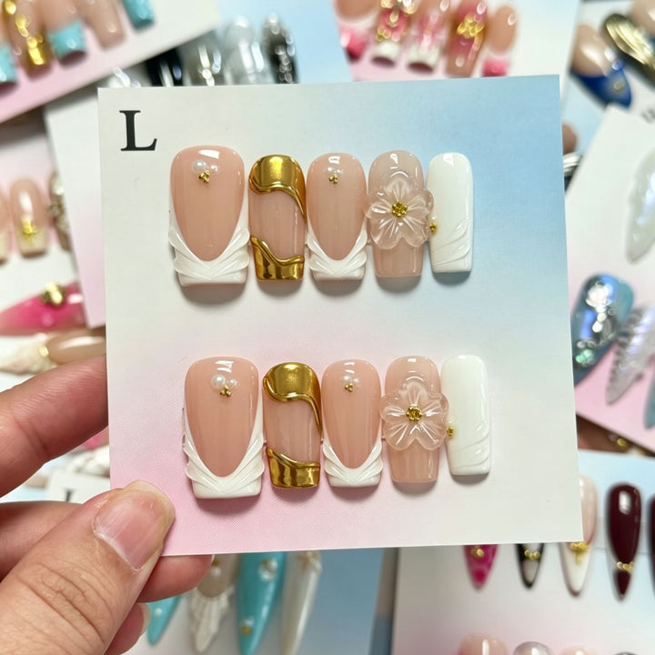 Florales Press-On-Nagelset mit Edelsteinakzenten