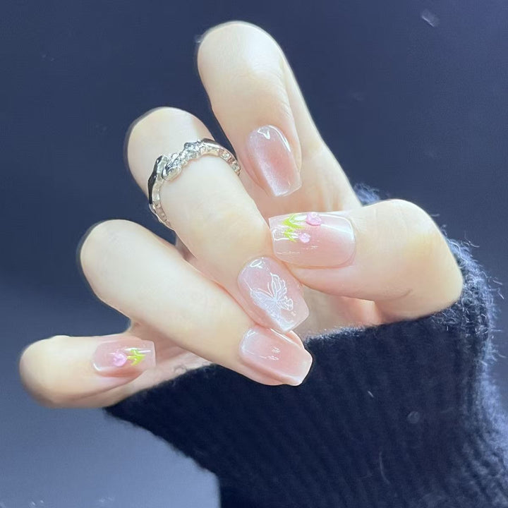 Künstlerisches Press-On-Nagelset mit floralen und glänzenden Akzenten Karnz
