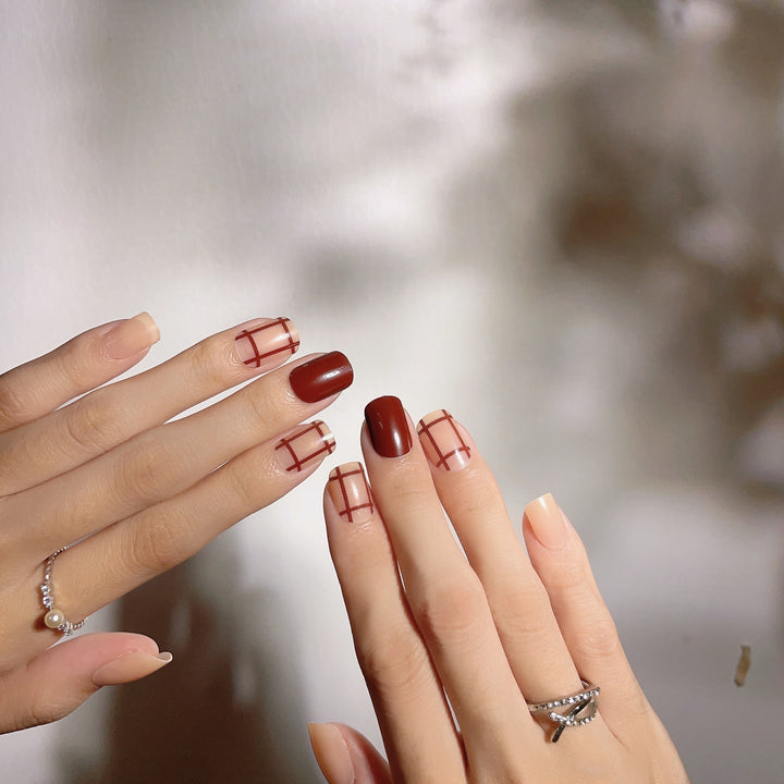 Stilvolles Press-On Nagelkunst-Set mit geometrischen Mustern