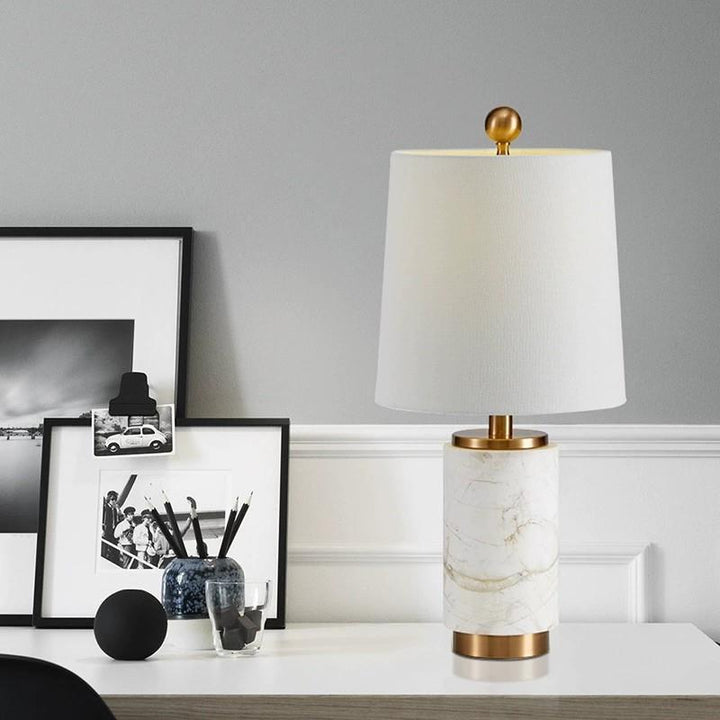 Marmortischlampe mit goldenen Akzenten