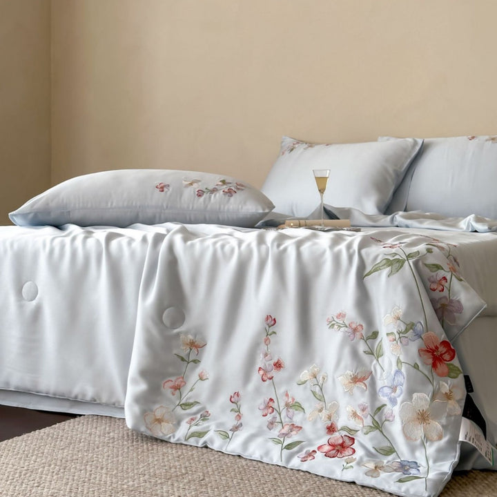 Luxuriöses Bettwäscheset aus Baumwollsatin mit tonaler Blumenstickerei und Hotelverschluss