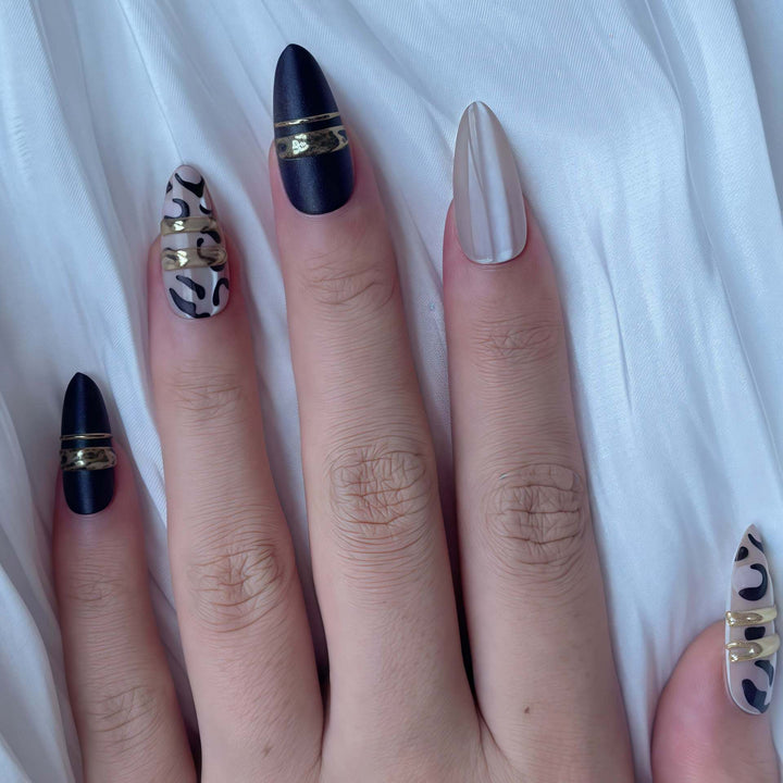 Künstlerisches Press-On-Nagelset mit zeitgenössischen Mustern Karnz