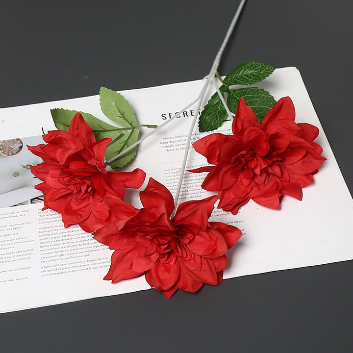Lebensechte Stoffblumenarrangement