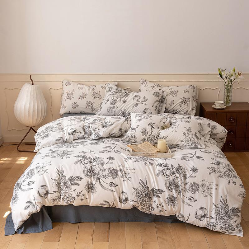 Gestepptes Bettset mit floraler Vintage-Optik und atmungsaktivem Baumwollbezug