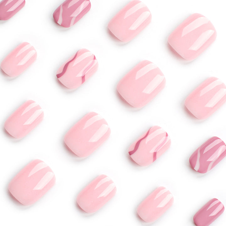 Kreative Nagelkunst mit Marmor-Design Karnz