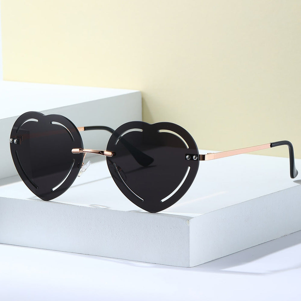 Damen Herzförmige Sonnenbrille mit stylischem Metallrahmen Karnz