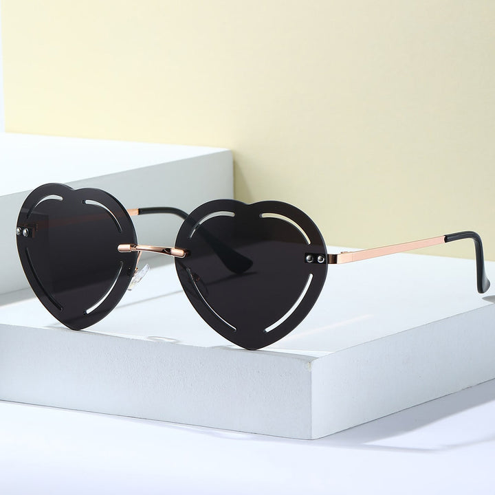 Damen Herzförmige Sonnenbrille mit stylischem Metallrahmen Karnz