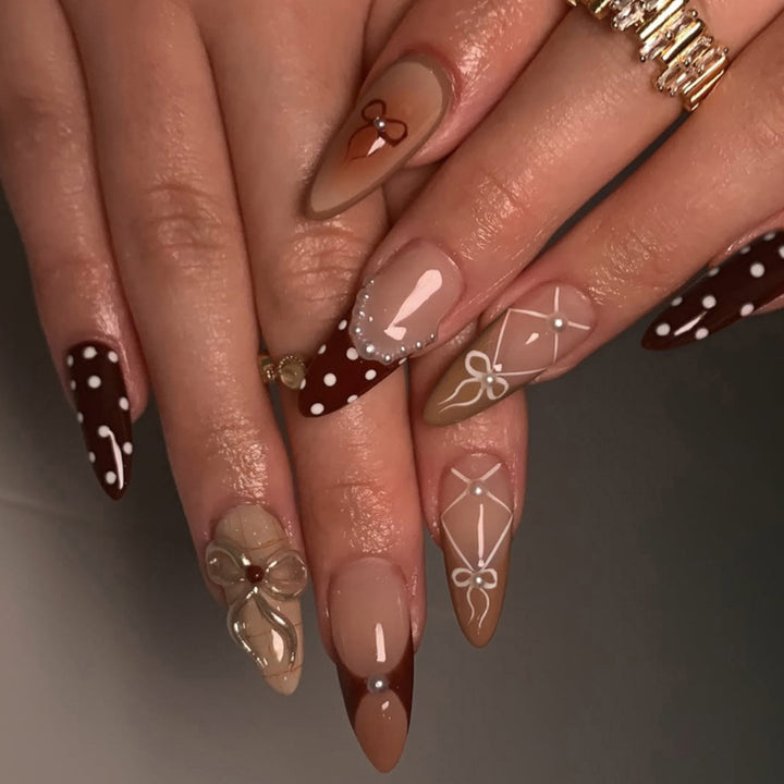 Kunstvolle Stiletto-Nägel im eleganten Design Karnz