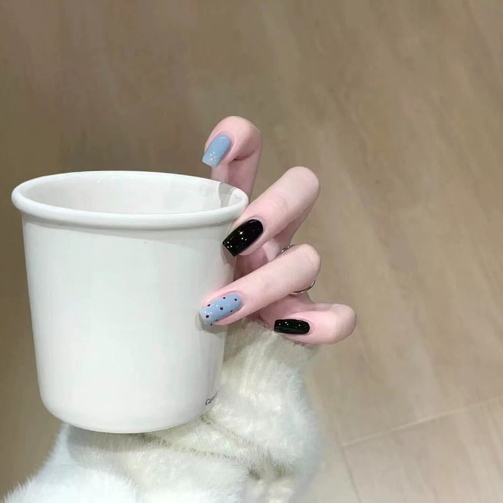 Künstlerische Press-On Nagelkunst mit kreativen Designs