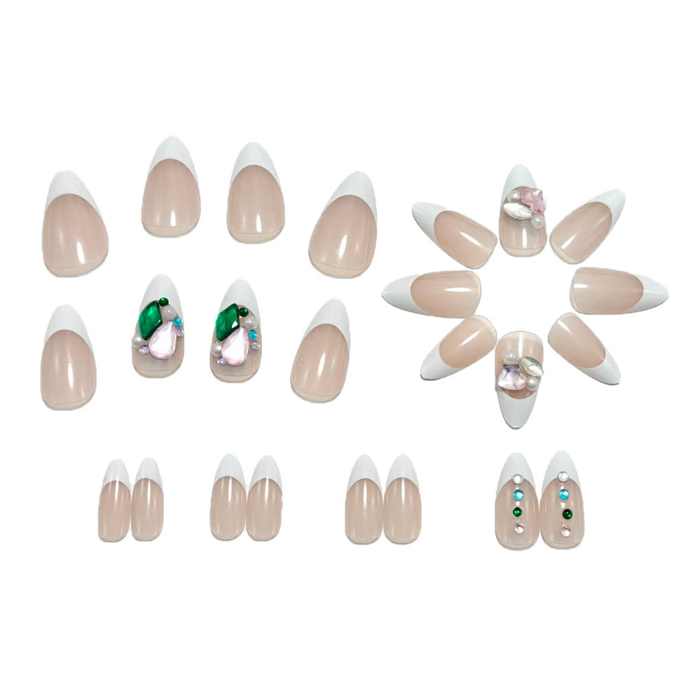 Kunstnägel mit Glamourösen Strass-Details Karnz
