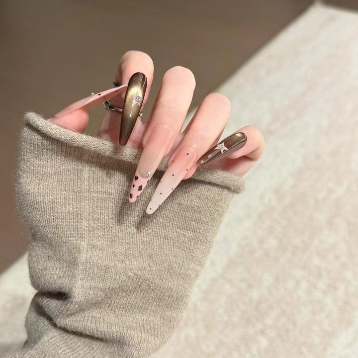 Künstlerische Stiletto-Nagelverlängerungen mit gemusterten Designs