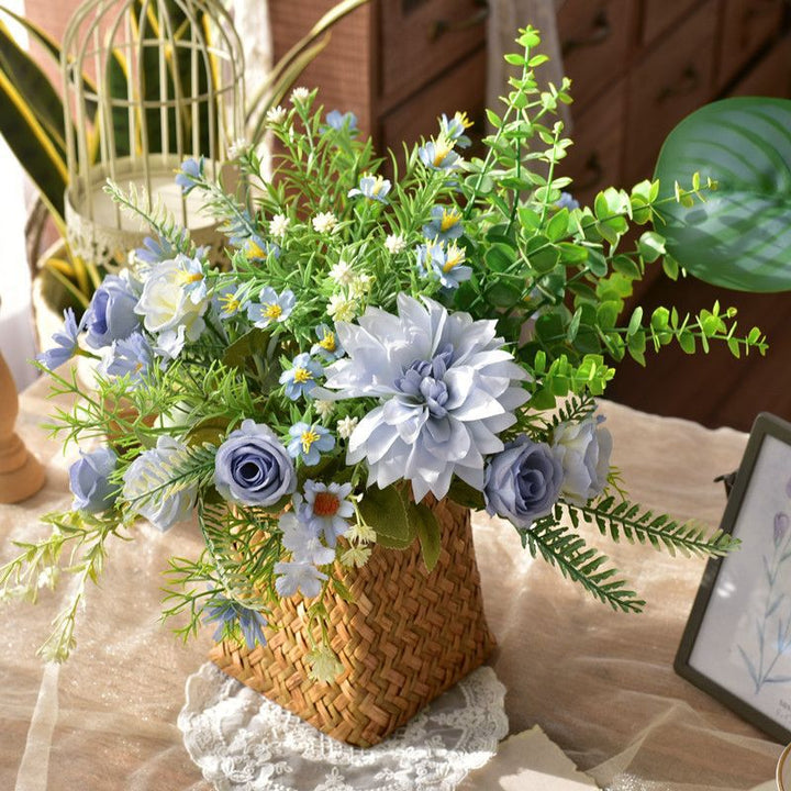 Elegante synthetische Blumenarrangement in geflochtenem Korb