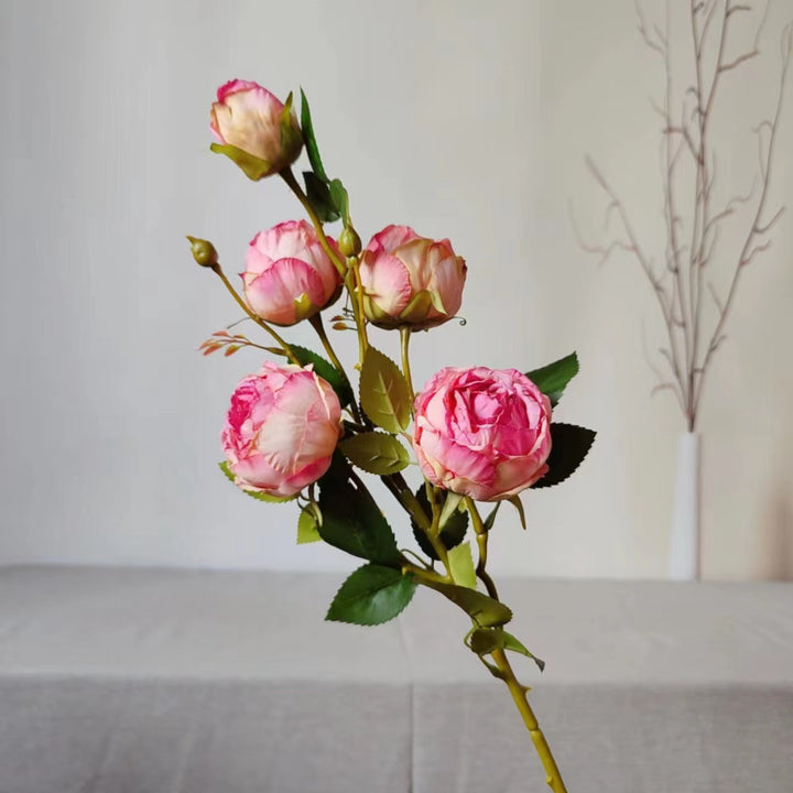 Lebensechte Rosenblütenzweig