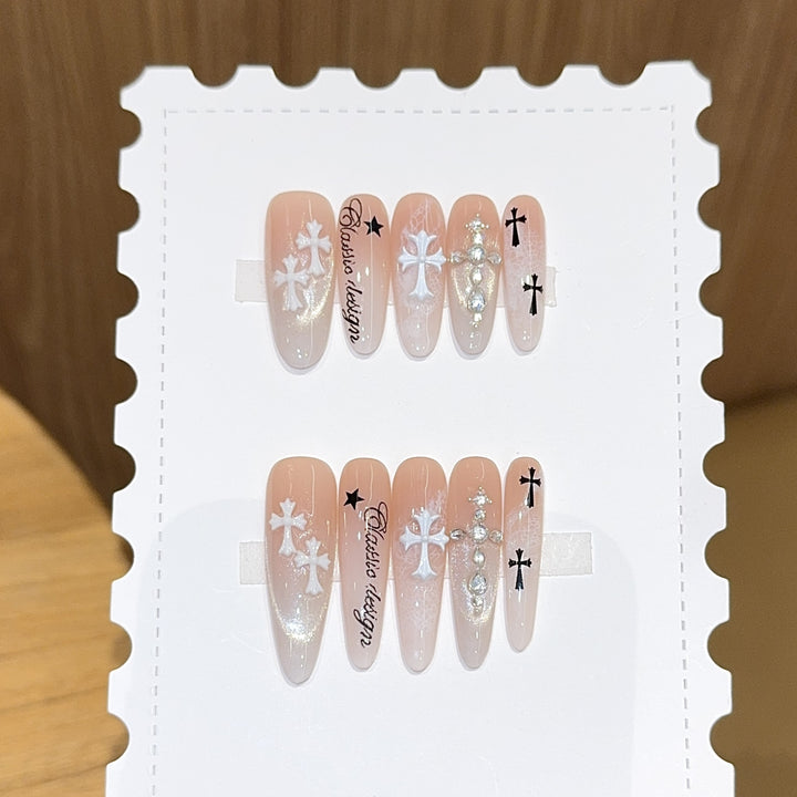 Kunstnagelspitzen mit Kreuz- und Glitzermotiven Karnz