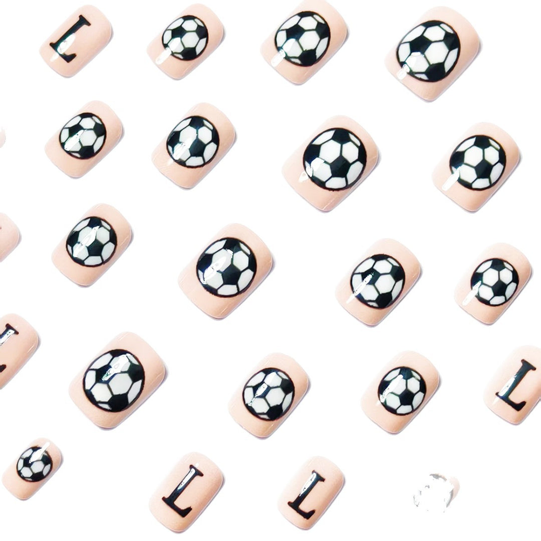 Kreative Nagelkunst mit Fußball-Motiv Karnz