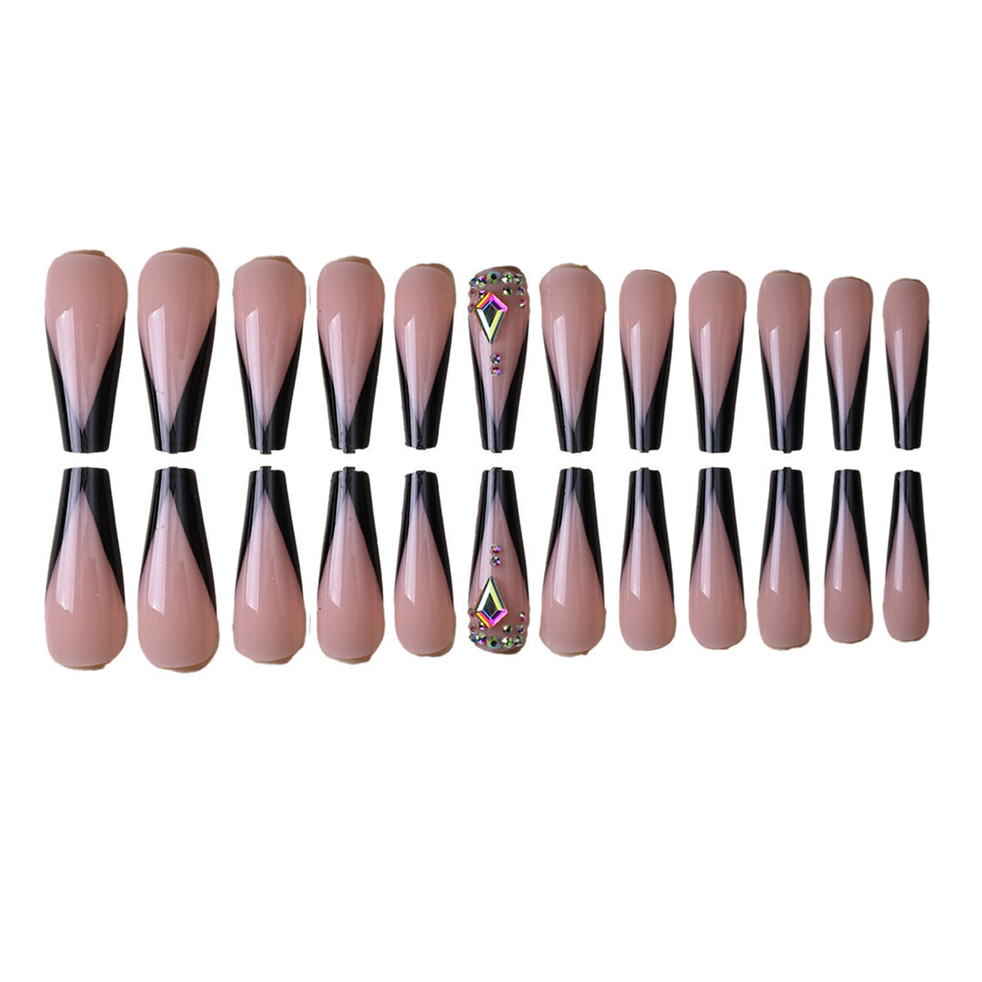 Kunstnagelset mit eleganten Spitzenakzenten Karnz